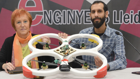 Dolors Arderiu i Alí Benmoussa El Omari amb el seu drone de visió artificial, projecte guanyador del premi Enginy 2018 portada