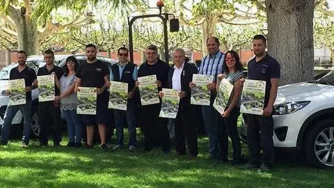 Expositors locals i les autoritats al Terrall preparant la 2a Fira Borges Motor