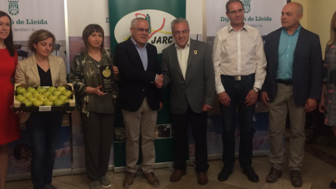 El diputat de Promoció Econòmica de la Diputació de Lleida, Enric Mir, lliurant el Premi Internacional Millor Poma Golden 2018 als responsables de la SAT Apetit Fruits de Bellpuig portada