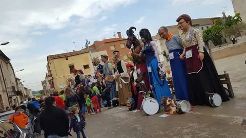Plantada dels gegants a l'avinguda Catalunya de Castellnou de Seana Portada