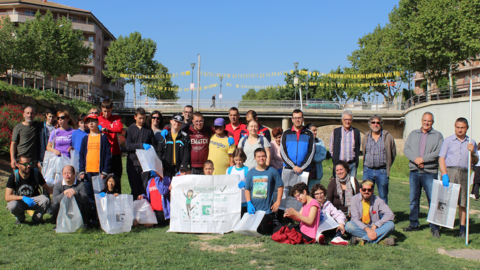 Un dels grups de voluntaris que van participar al Let's clean up Europe