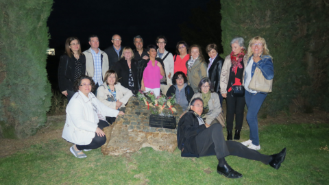 La colla dels 50 del Bell-lloc amb el tros de l'antiga carretera N-II de Bell-lloc