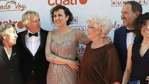 Jesús Calleja amb l'alcalde Eloi Bergós i altres convidats a la inauguració del cinema Kurssal de Penelles