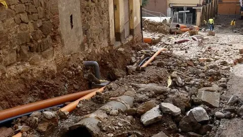 Carrer Botera de Balaguer, en obres i arrasat pel pas de l'aigua de la tempesta