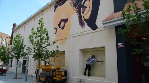 Sergi Gaya tereballant en el grafiti en el mur de la cafeteria del Complex de L'Amistat