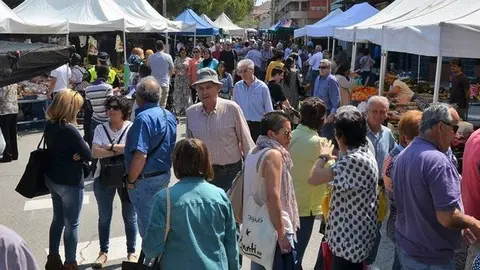 Imatge de la nova ubicació del mercat setmanal a l'avinguda del Canal de Mollerussa