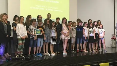 Els representants dels vuit centres finalistes en el certamen Científics en Joc
