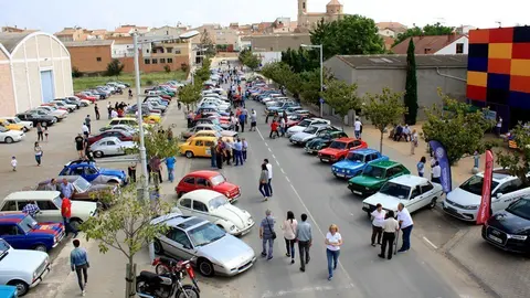 Imatge dels participants en la Trobada de vehicles clàssics de Golmés