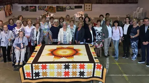 L'alcalde Melcior Claramunt amb les dones que han participat en les activitats
