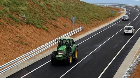 Vehicles circulant per la variant nord-oest de Balaguer, a la C-12