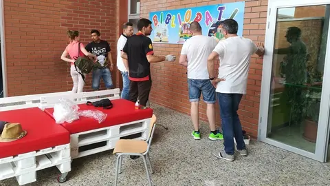 Alumnes i famílies de l'escola Pompeu Fabra milloren el pati del centre