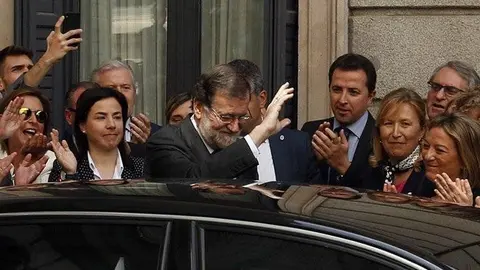 Mariano Rajoy saluda la gent en la seva sortida al Congrés després de la votació de la moció de censura aquest 1 de juny del 2018. Pla curt. (Horitzontal)