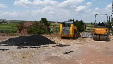 Maquinaria i mescla utilitzada per a la reparació dels sots als camins de les Borges