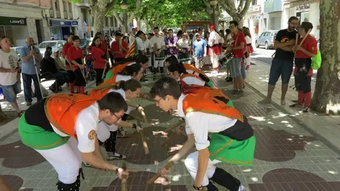 Actuació de la colla Pere III de Balaguer en la darrera edició de la trobada bastonera