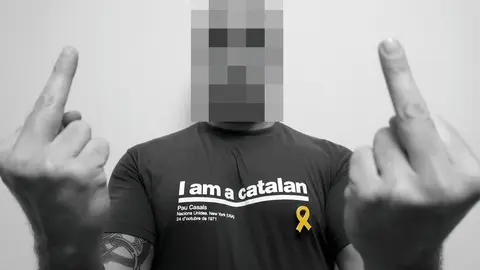 Imatge del periodista targarí Aleix Cruz amb la cara pixelada en una fotografia de l&#39;exposició &#39;Silencis que ho diuen tot&#39;