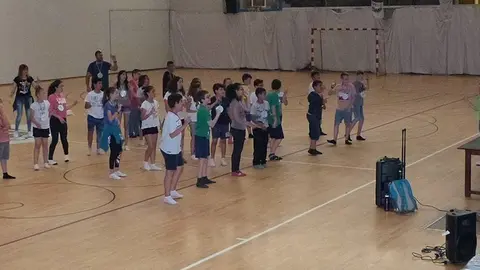 Activitat de dansa en el marc de l'IV English Day al Pavelló Francesc Macià de les Borges