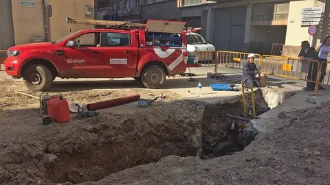 Els tècnics treballen per reparar l'avaria al carrer Acadèmia de Mollerussa portaDA