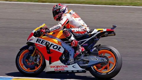Marc Márquez damunt de la seva moto Honda durant una cursa