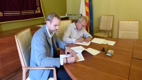 L'Alcalde, Enric Mir, i el Gerent Territorial de SOREA signant la renovació del conveni.JPG