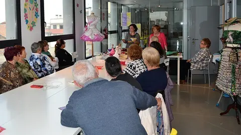 Participants en el darrer curs sobre confecció de vestits de paper 2