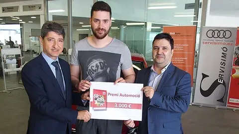Francesc Pua, Aaron Lópezn i Poldo Segarra en el lliurament del premi de 3.000 euros