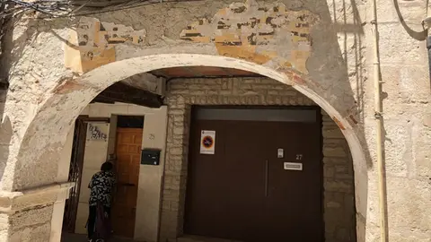 Un dels porxos de la Plaça de l’1 d’octubre de les Borges que es volen rehabilitar1