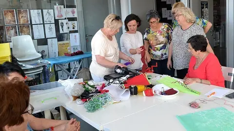 Participants en el Curs de confecció de Vestits de Paper en el Museu de Mollerussa