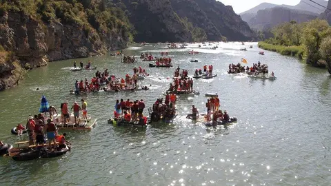 Darrera edició de la Transsegre amb els participants baixant Segre avall