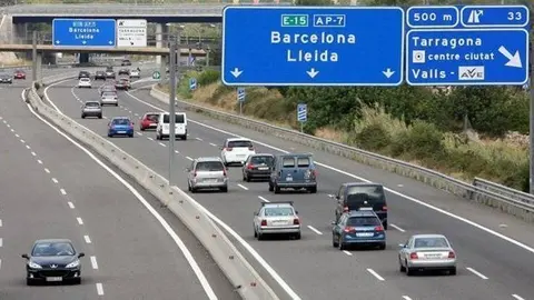 AP-7, amb vehicles aturats als tres carrils de l'autopista en sentit Barcelona - Roger Segura