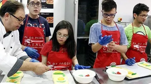 Joves amb Síndrome de Down, participant al taller del gremi de forners de Lleida