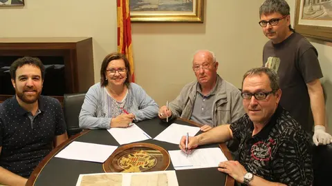 Signatura avui de la cessió. En primer terme, els tres pergamins