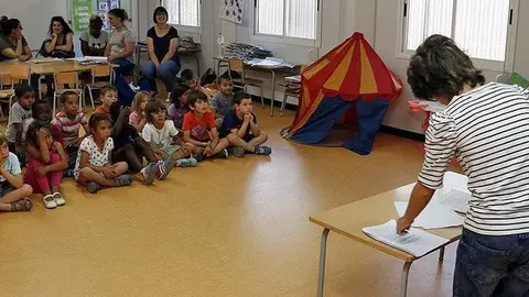 Alumnes de l'IFE de l'INS Mollerussa explicant un conte a infants de l'escola les Arrels