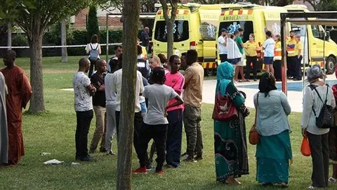 Interior de la piscina de Tàrrega, ambulàncies i efectius d'emergències