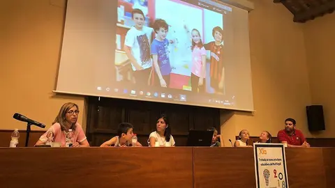 Alumnes i professorat d'una escola presentant el seu projecte