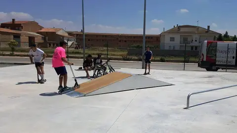 Alguns joves estrenant l'Skate Park de Linyola