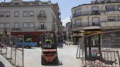 L'empresa Serboniu Prepara les jardineres a la plaça Pla d'Urgell