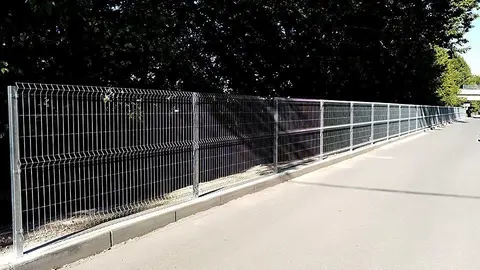 La nova tanca de seguretat del Canal d'Ugell al carrer Ramon Cornudella de les Borges2