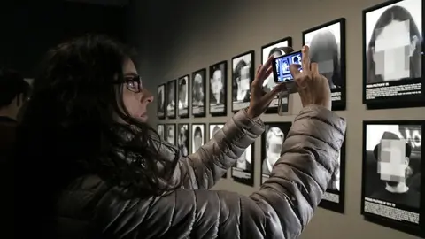 Una visitant a l'obra de Santiago Sierra al Museu de Lleida