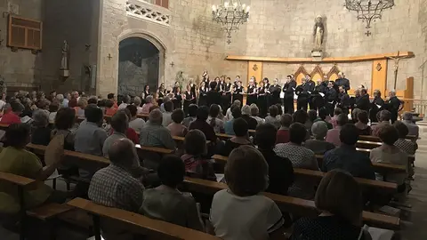 Imatge de la Coral Sant Jordi inaugurant la setena edició del cicle Juliol de Música i Poesia del 2018 3