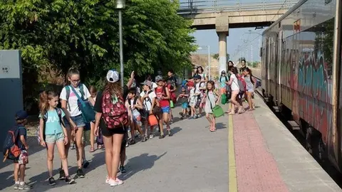 Els nens i nenes arriben a l'estació de tren de Golmés per participar en les estades Fun and Learn