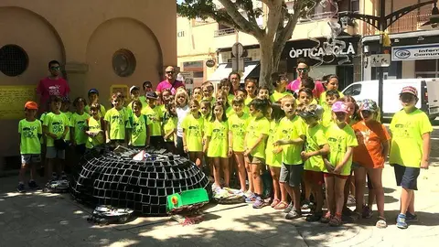Els nens i els monitors amb la tortuga d'Agramunt