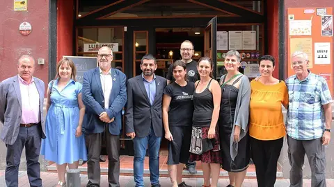 El conseller i els membres de Ponent Coopera a l'ateneu La Baula