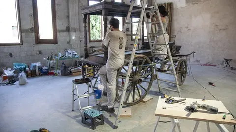 Idoia Tantull i Jordi Erra treballen en la restauració de la  Carrossa Fúnebre Linyola portada