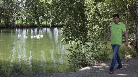 Tomàs Cusiné i el cap de Biodiversitat de Territori, Xavier Marco visiten l'entorn natural