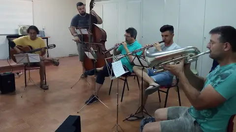 Assaig de la nova formació musical Quintet de Cobla