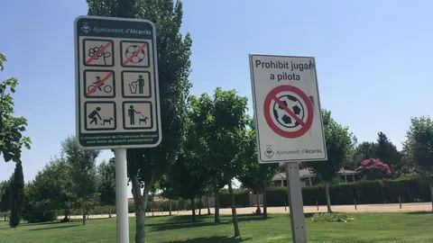 Parc i senyalització on s'informa de la sanció per incompliment de l'ordenança Alcarràs