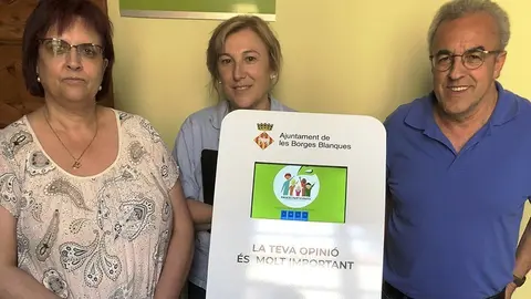 Les regidores Maria Fusté i Núria Palau i l'alcalde Enric Mir, amb el dispositiu electrònic per a votar