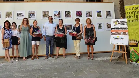 Antoni Villas en el pati de l'IEI amb els guanyadors del Concurs Les Garrigues en Flor
