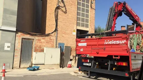 Els tècnics treballen en el transformador avariat a Torregrossa