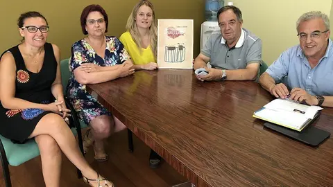 Membres de l'Equip de Govern amb el cartell guanyador